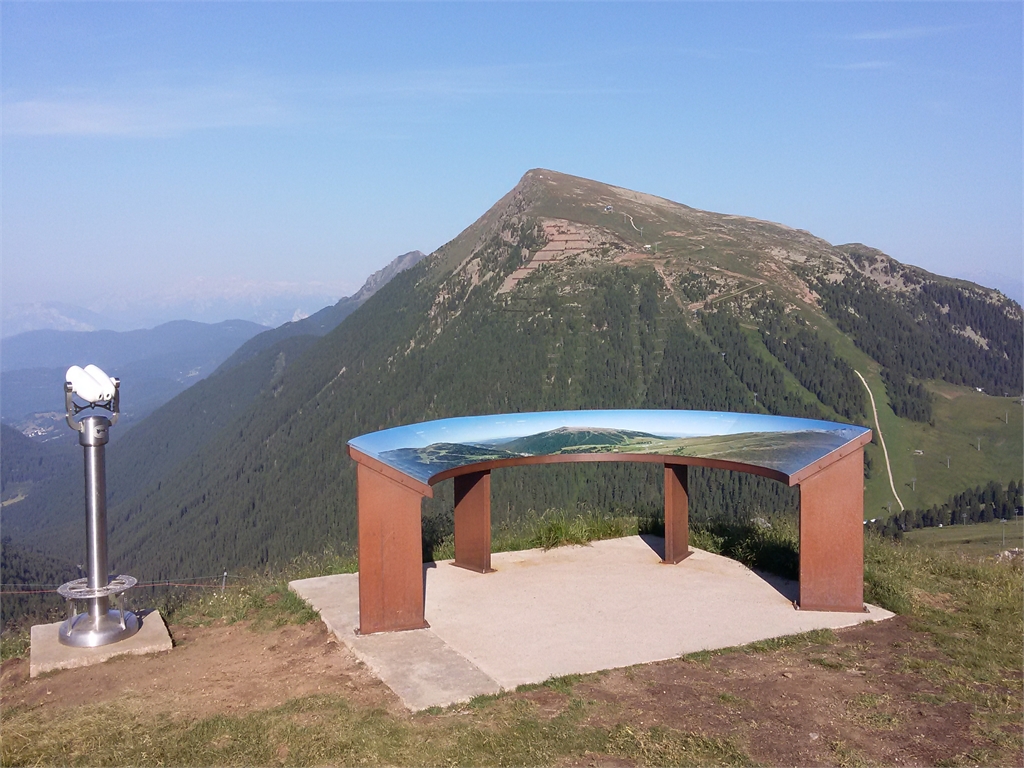 Punto Panoramico a Passo Feudo. Sullo sfondo Cima Pala di Santa