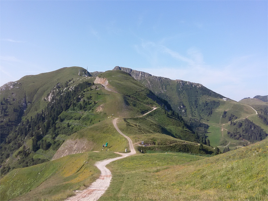 Il Dosso Capel, sullo sfondo il Monte Agnello